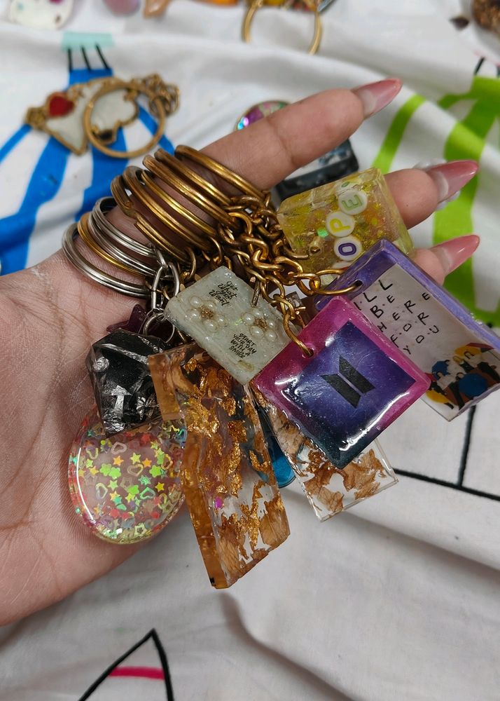 10 HANDMADE RESIN KEYCHAINS❤