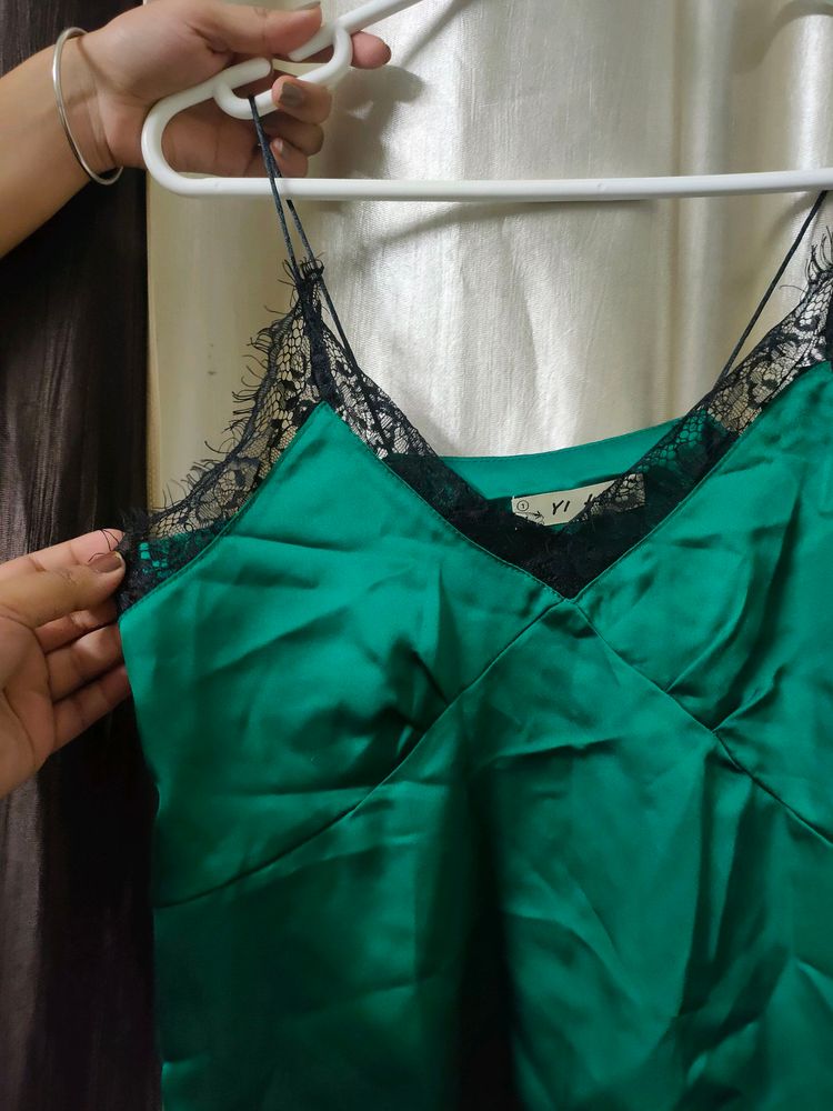 Green satin top 🌹