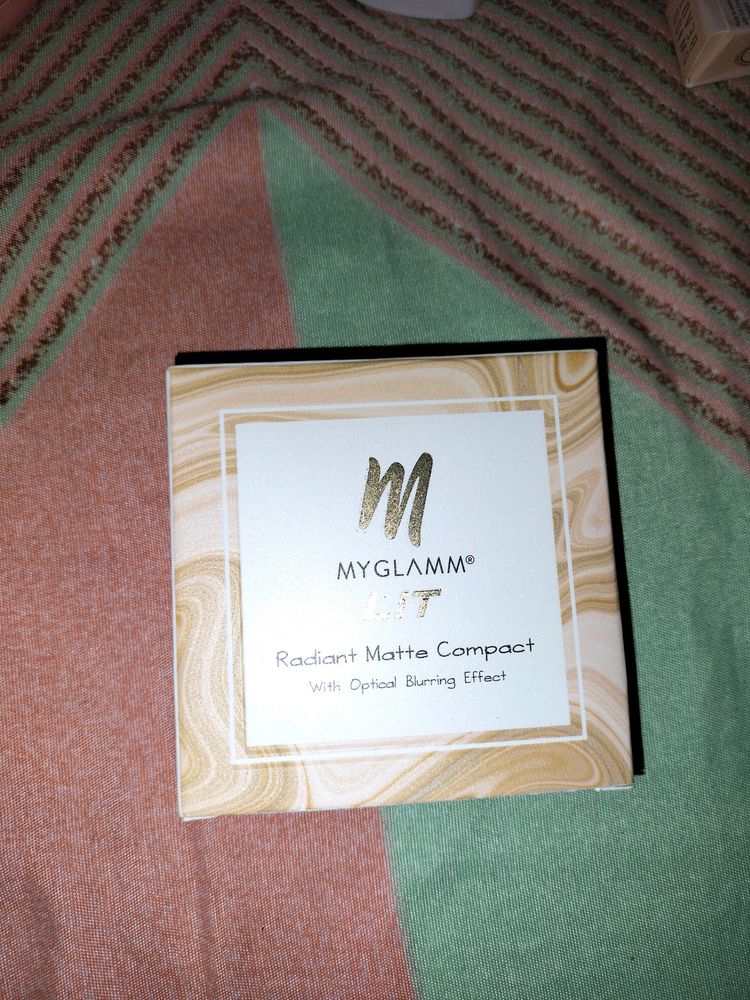 MyGlamm LIT Radiant Matte Compact