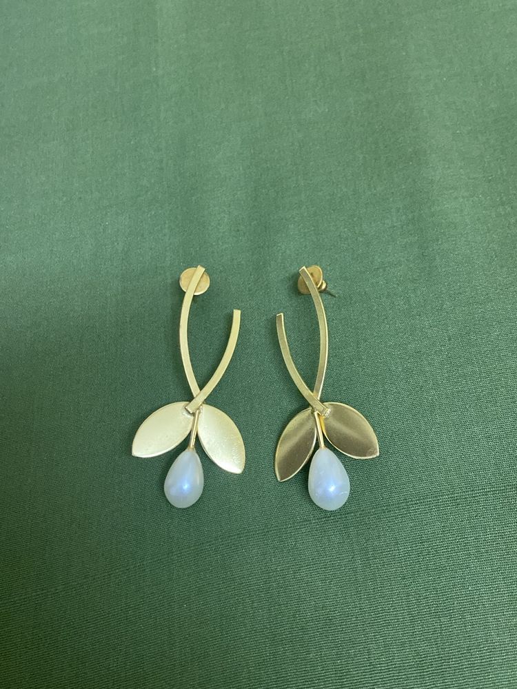 GOLDEN LEAF AND PEARL EARRINGS