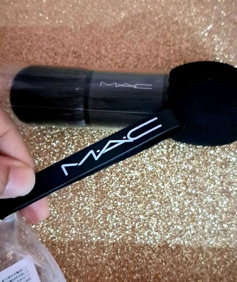 M.A.C DUAL FOUNDATION BRUSH