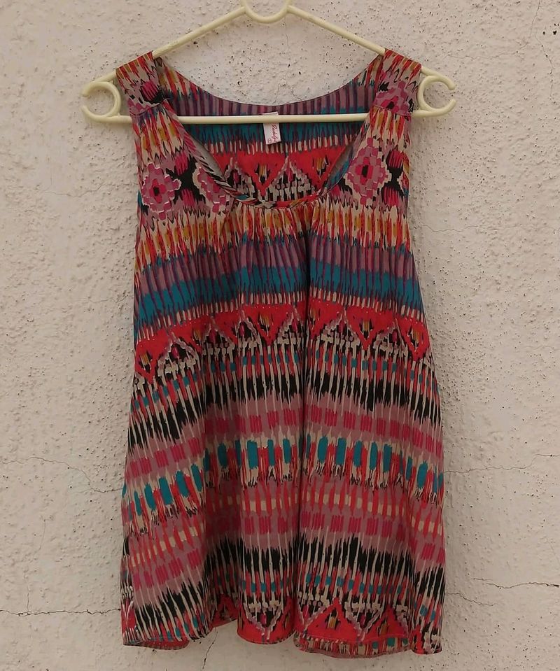 Multicolored sleeveless top with envelope back. 💐