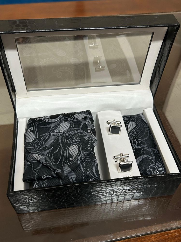 Men’s Tie, Cufflinks and Pocket Square Gift Set