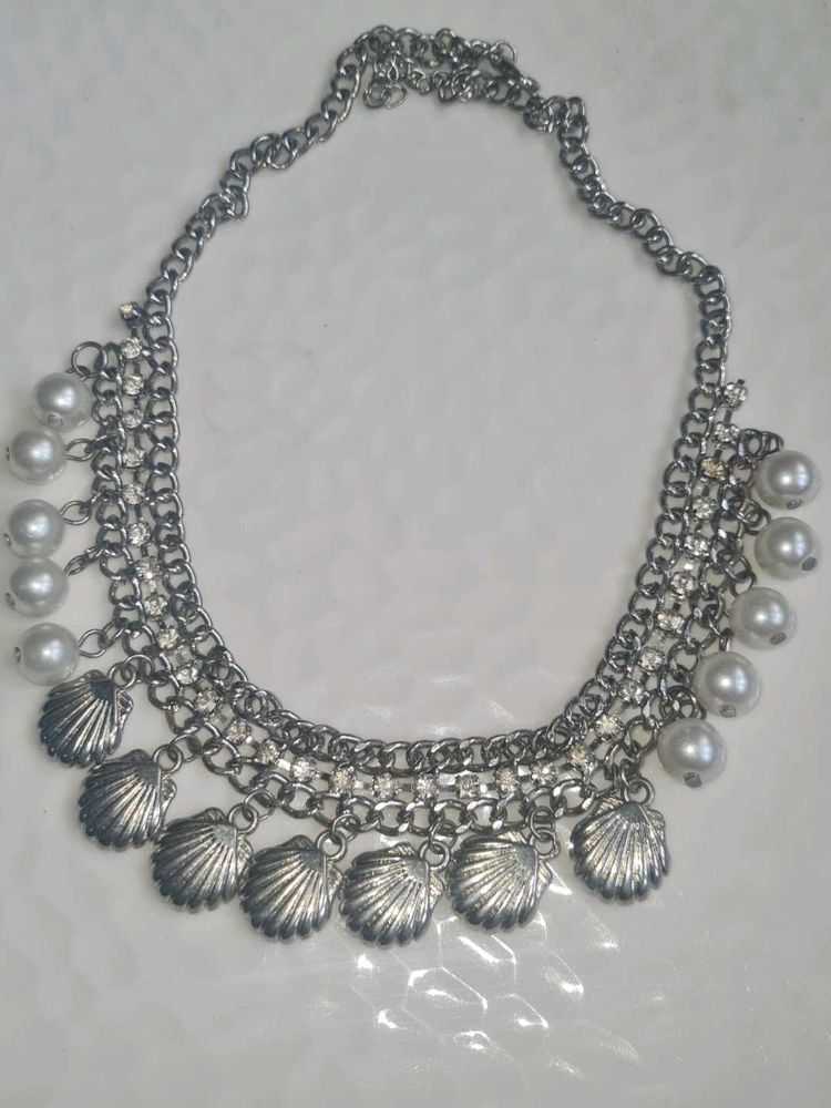 Hanging Pearl Neckpiece