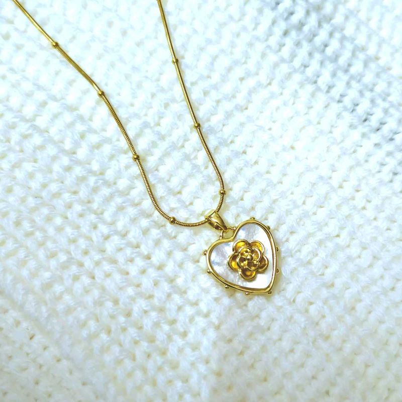 Beautiful Heart With Rose Pendant Chain necklace