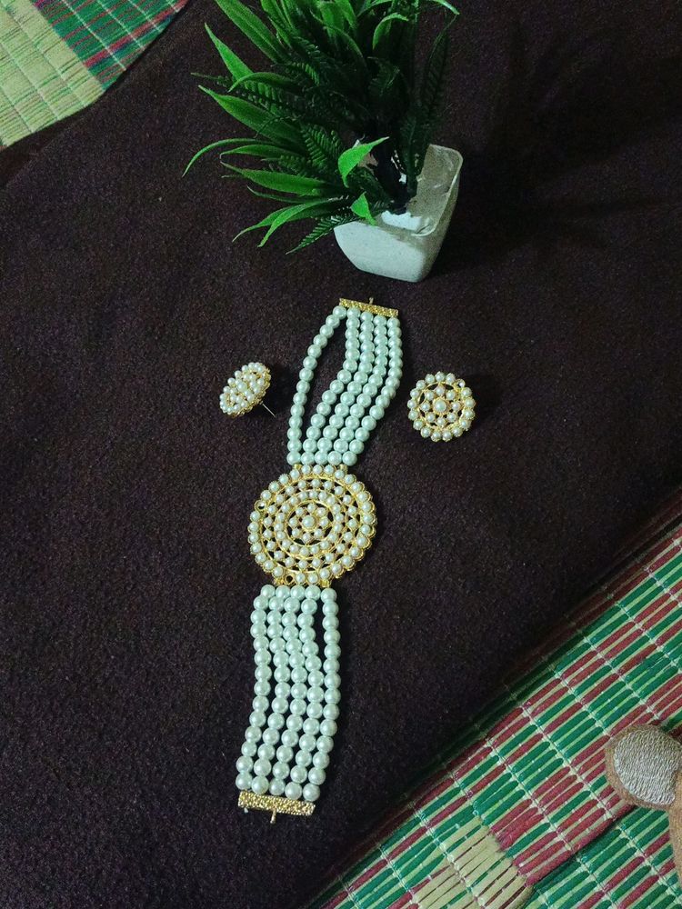 White Pearl Necklace With Kamal