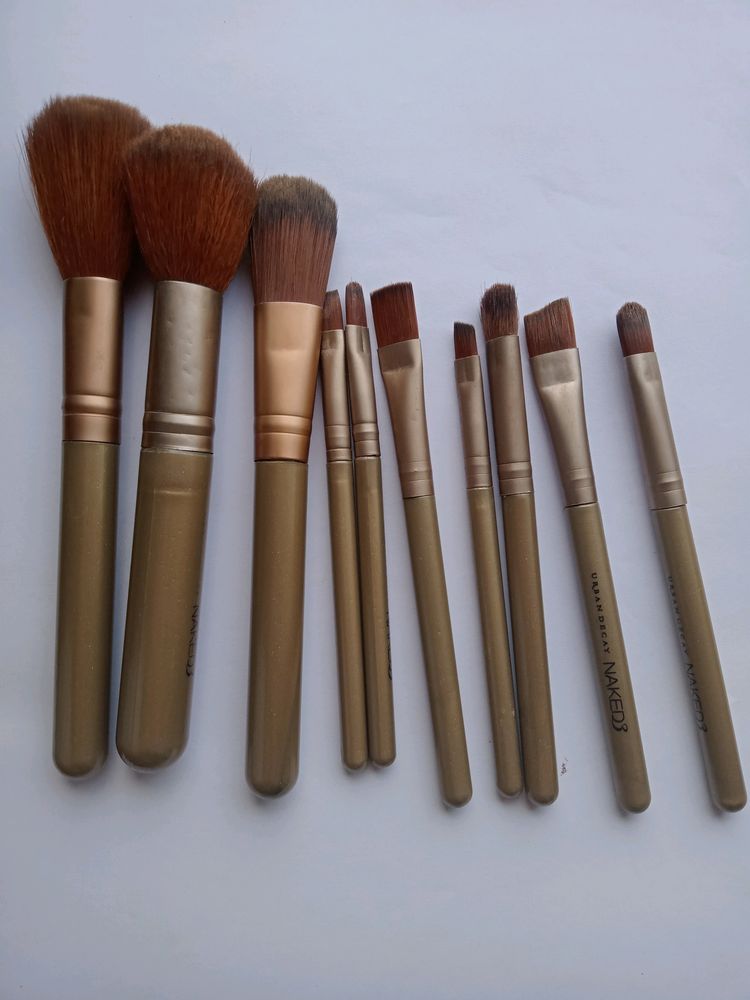 A set Of 10 Makeup Brushes