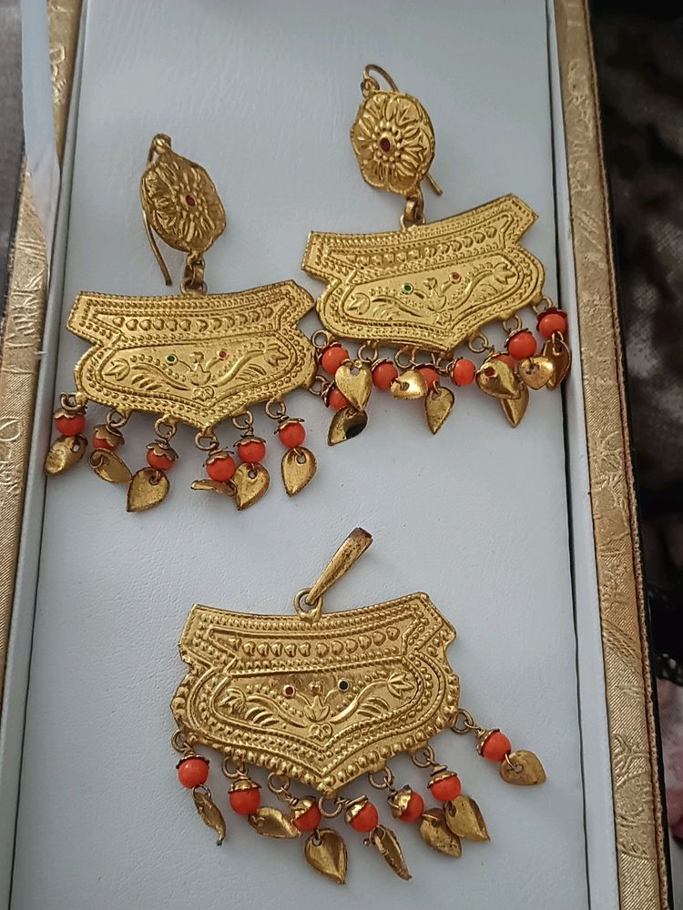 Golden Pendal Set