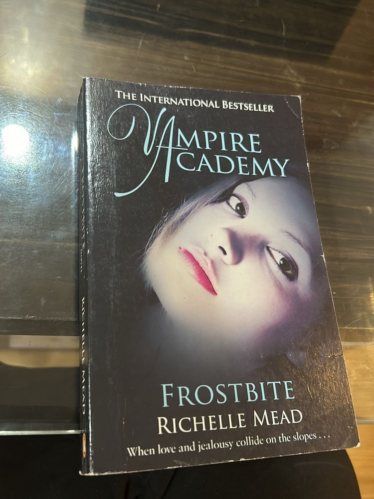 Vampire Academy Frostbite By Richelle Mead