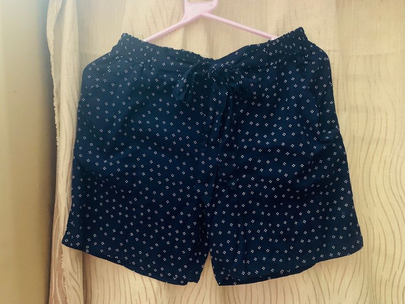 Never Used - Short For Women With Pockets On Both Sides And an Adjustable Knot