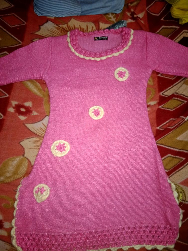 Baby Pink Woolen Kurti .ye Bilkul New H Bs Tag Ni H .ise Maine Sirf 20 Mint K Liye Pahna Tha Isliye Fit Kiya Bs.