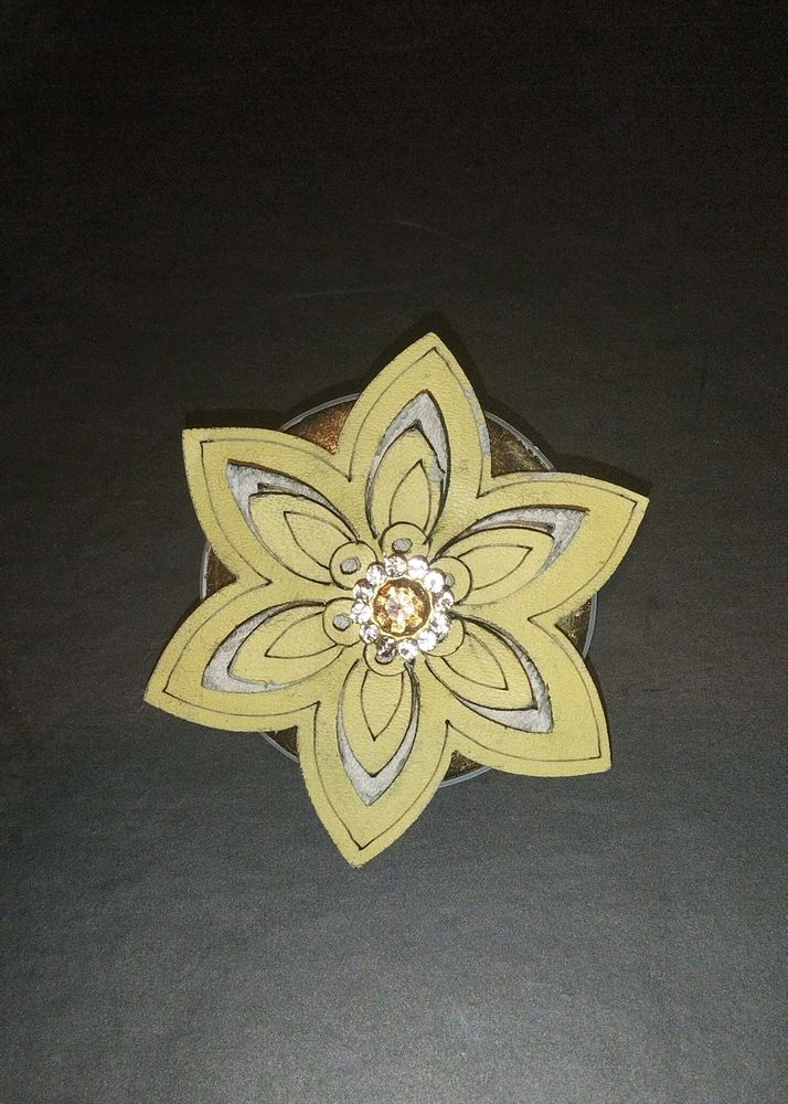 New Flowers Design Saree Pin
