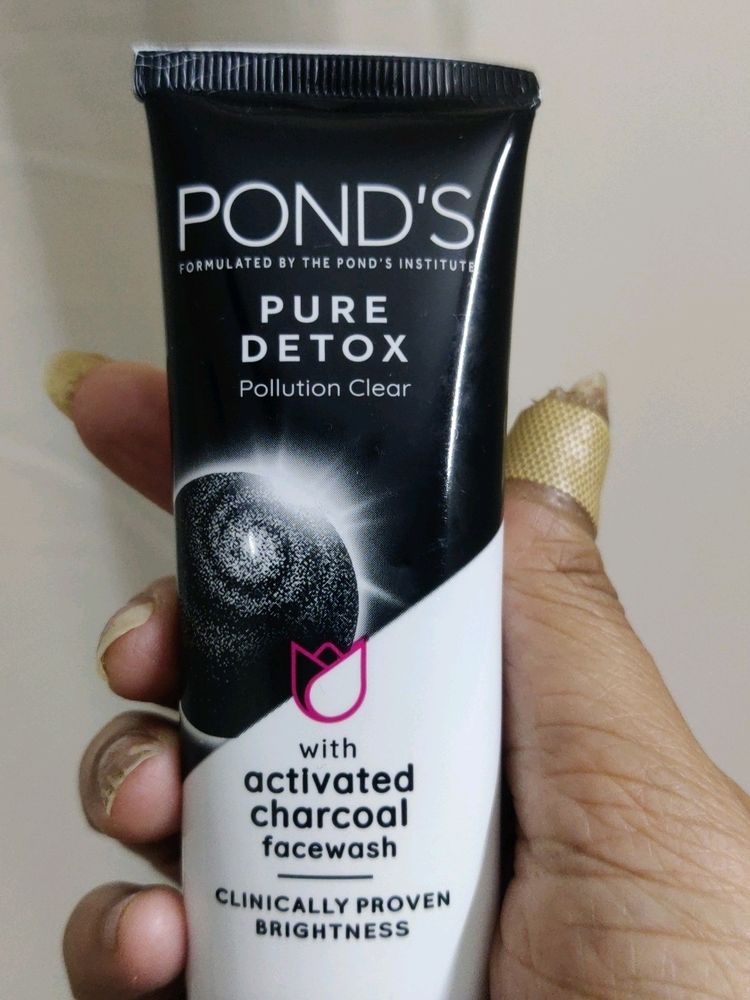 Pond's with Activated Charcoal Fashwash