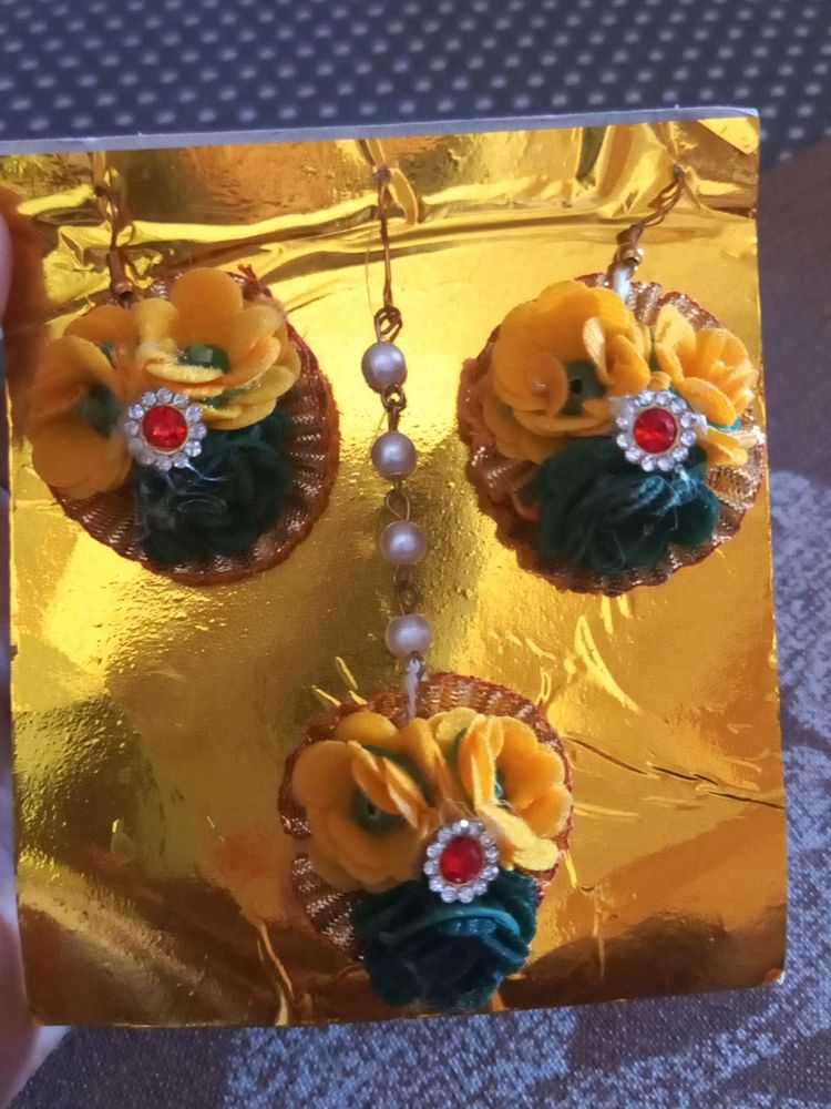 Haldi Mangtikka And Earrings Set