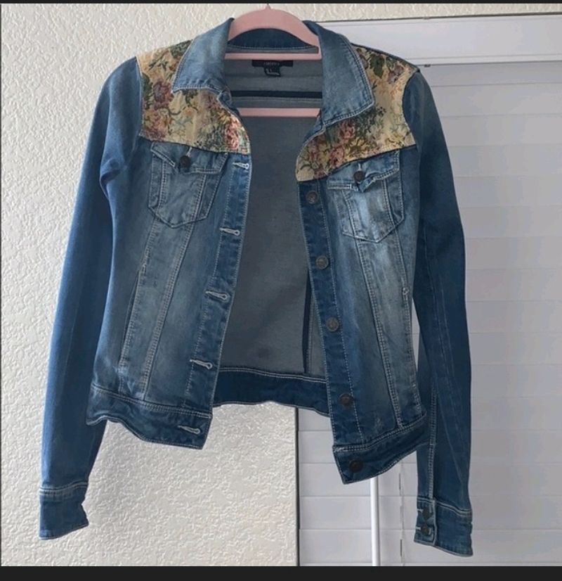 Forever 21 Dupe Printed Fitted Crop Denim Jacket🧥