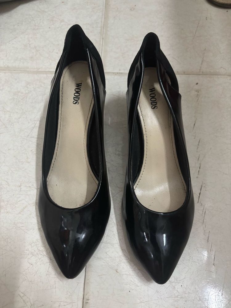 Woodlands Black Pointed Heels 👠