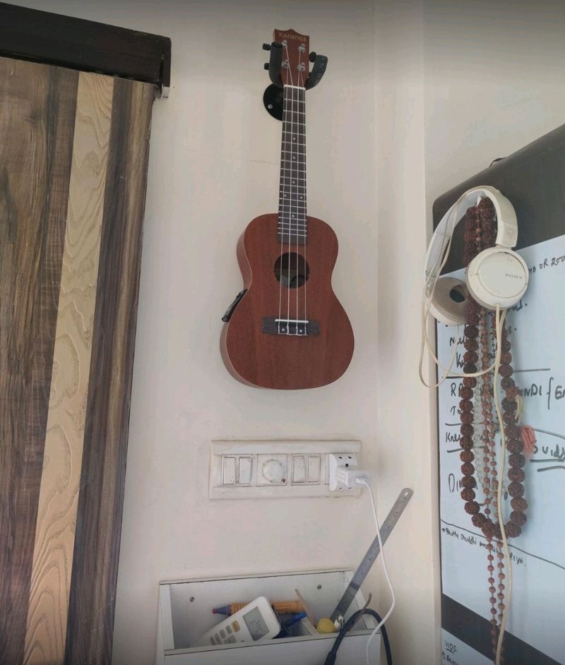 Monoprice Wall Mount for Guitar - Vertical