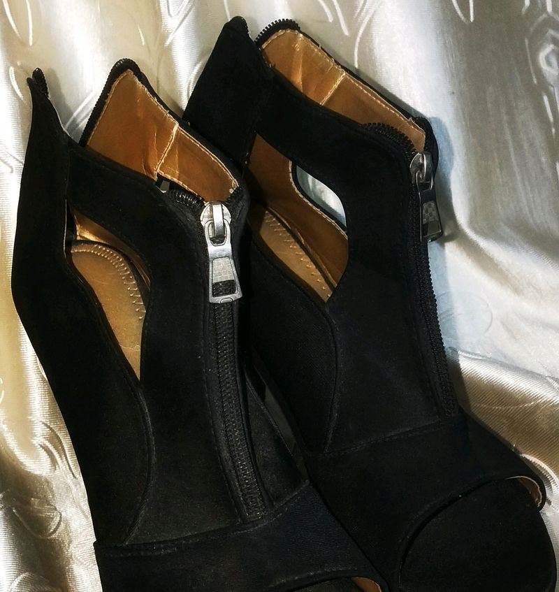 HEELS Totally New Just Tag Missing 🖤