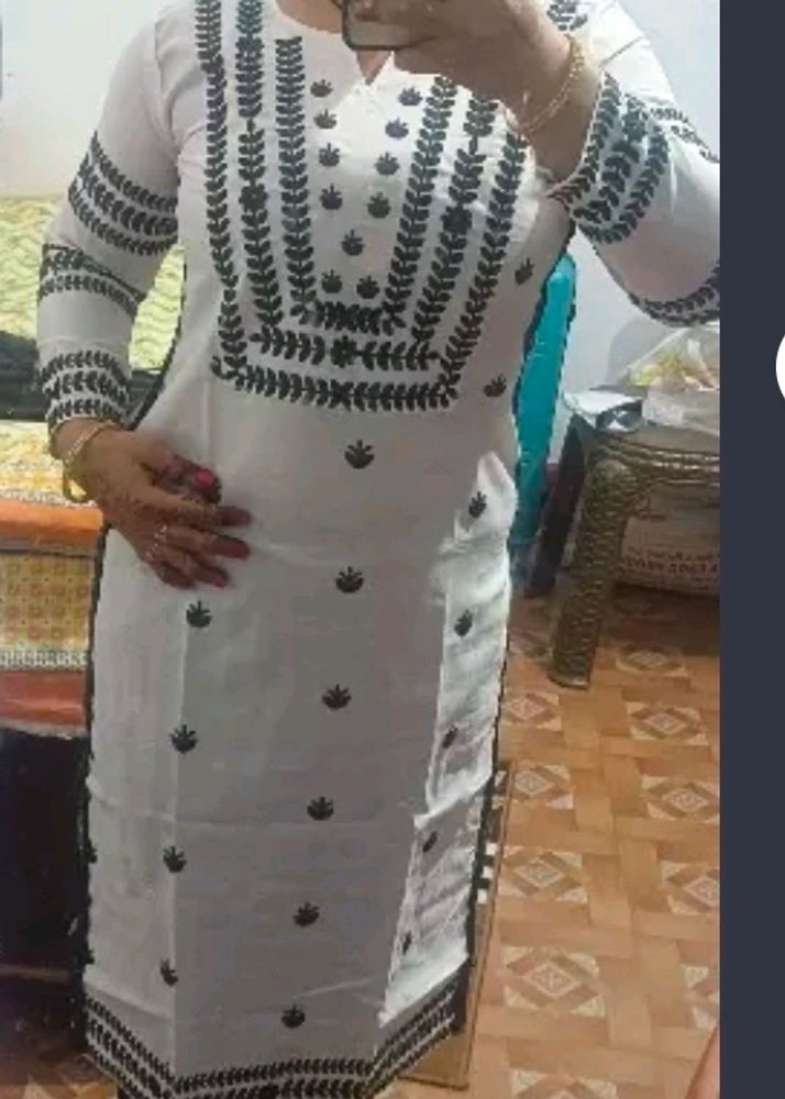 Very Prity White Kurti