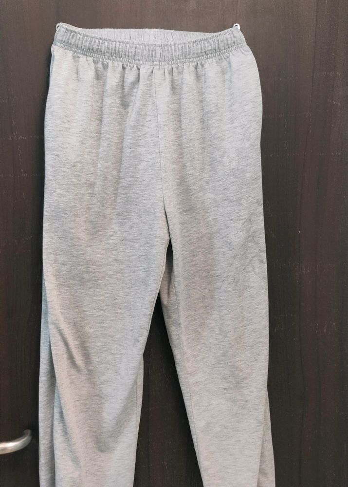 baggy sweatpants