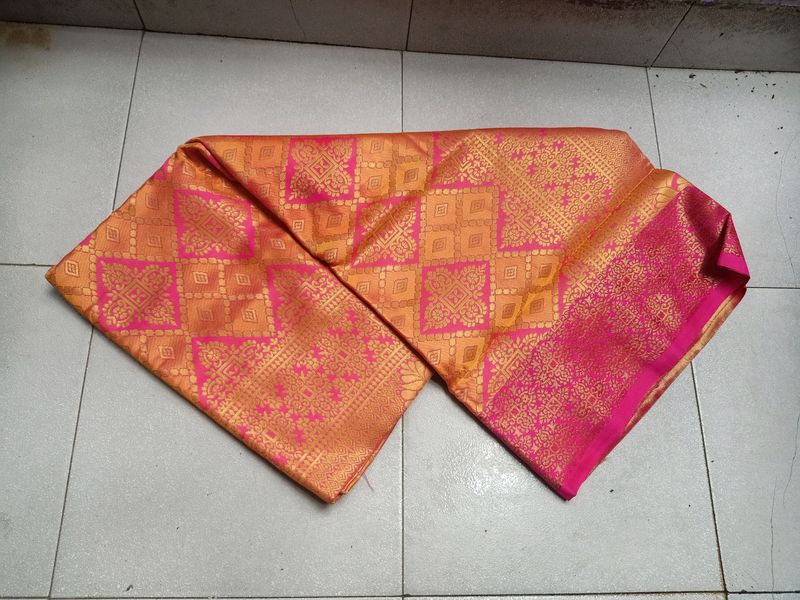 This is a banarsi silk Saree 🥵Discounted Price😍