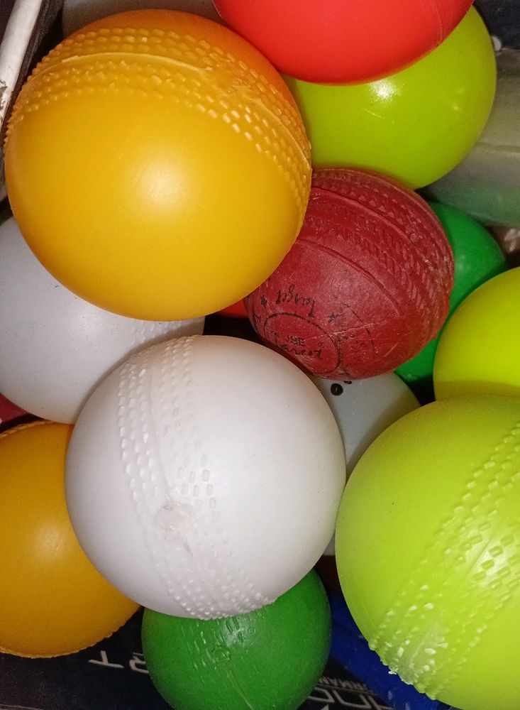 COLOURFUL PLASTIC BALLS