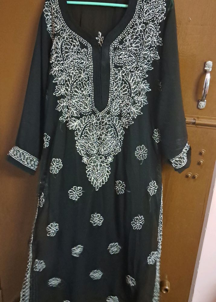 Women's Embroidered Chikankari Kurti.