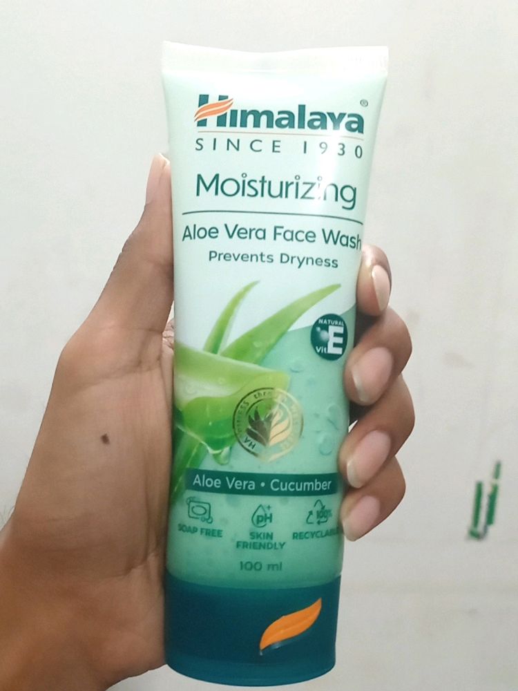 Brand new Himalaya Moisturizing Facewash