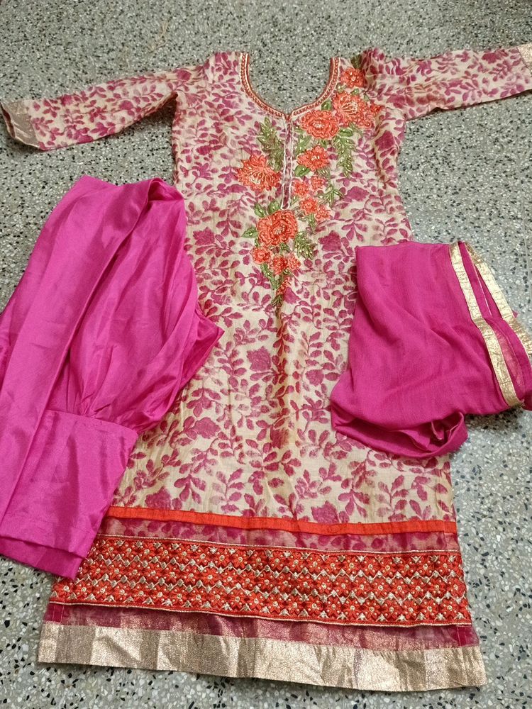 Salwar Suit Set For Grabs