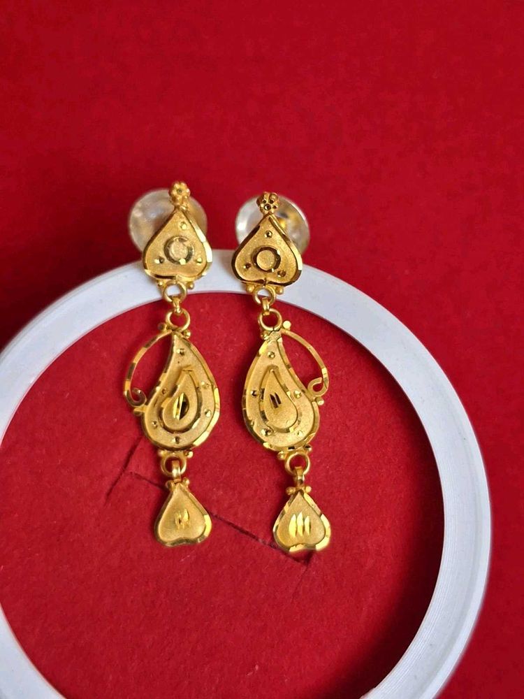 Beautiful New Earrings Gold