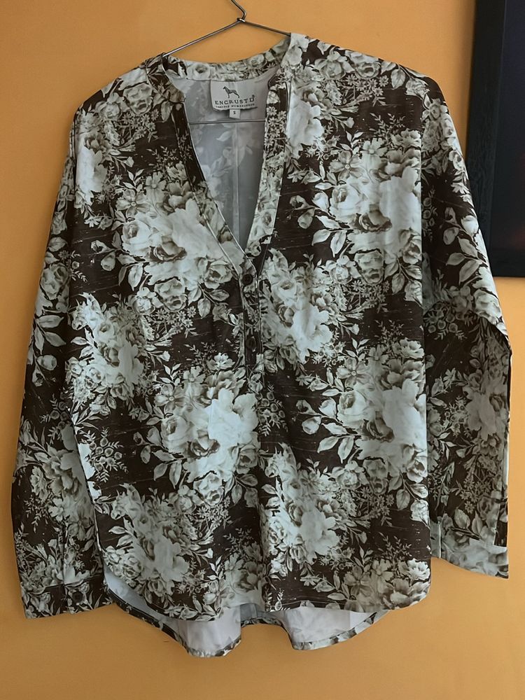 selling off floral top with 3/4 th sleeve