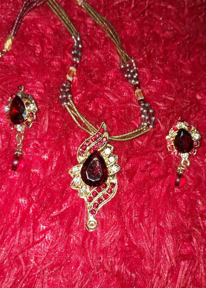 Maroon Kundan And Stone Necklace