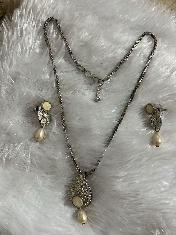 White Pearl Necklace Set