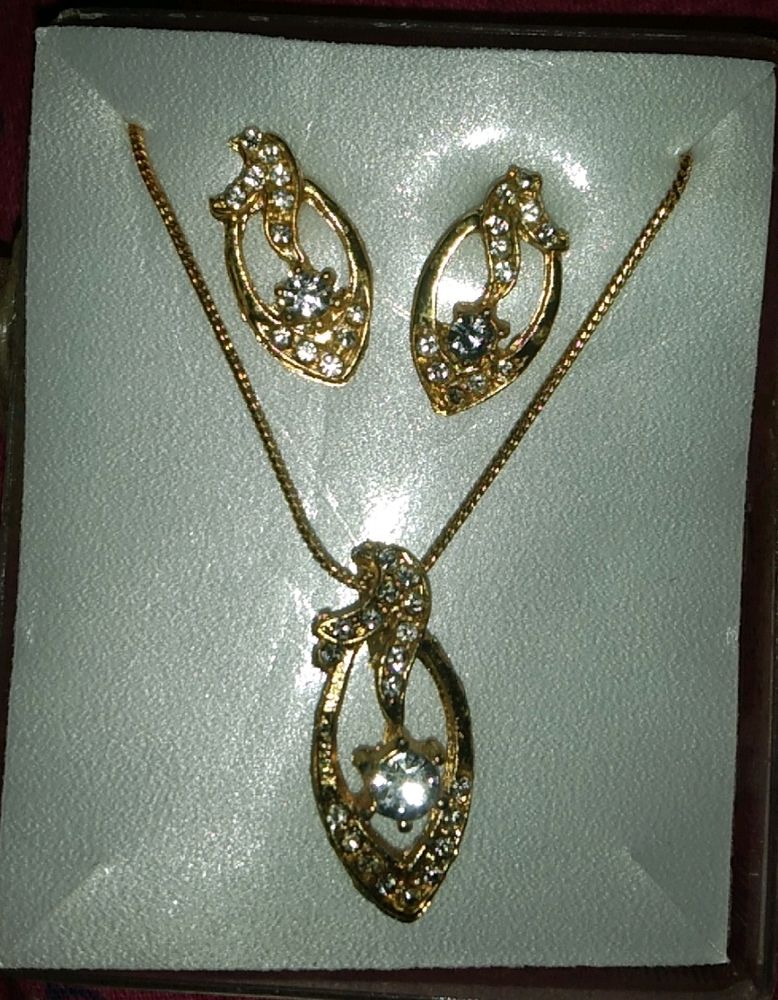 70₹ Me Diamond Gold Chain Neckless And Earing