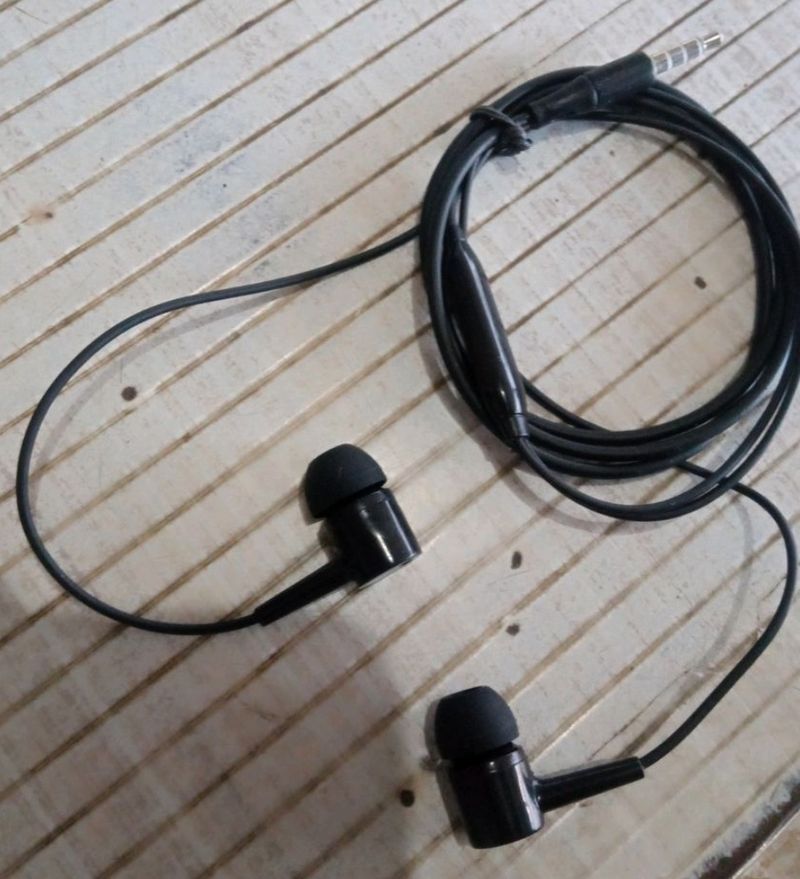 Earphone with mic, black color, earfit design