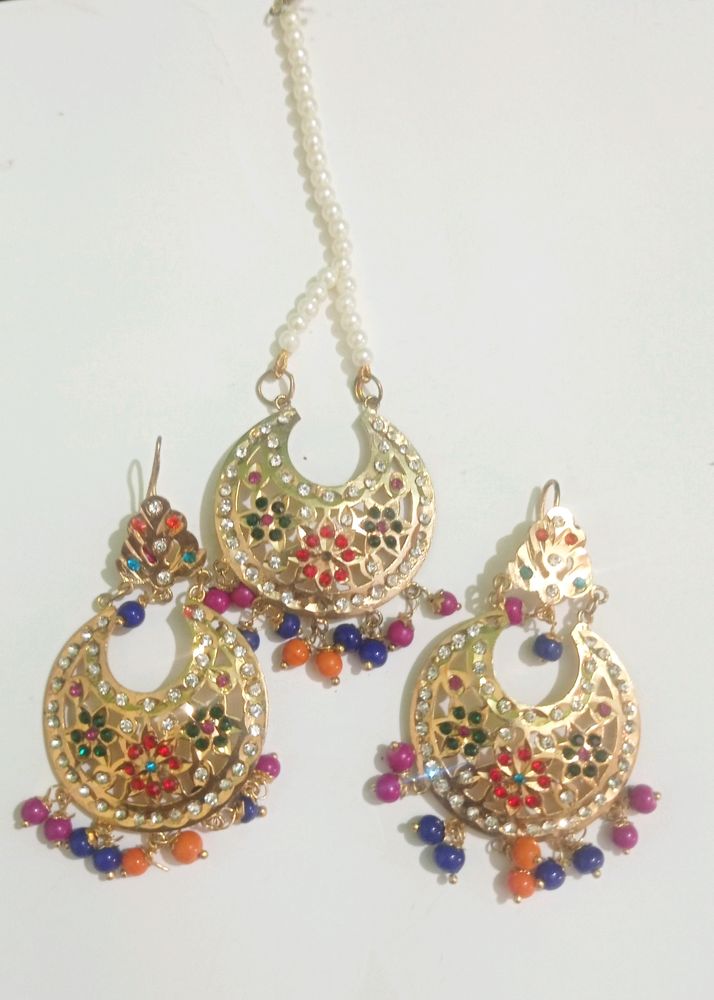 multi colour earrings nd maang tikka