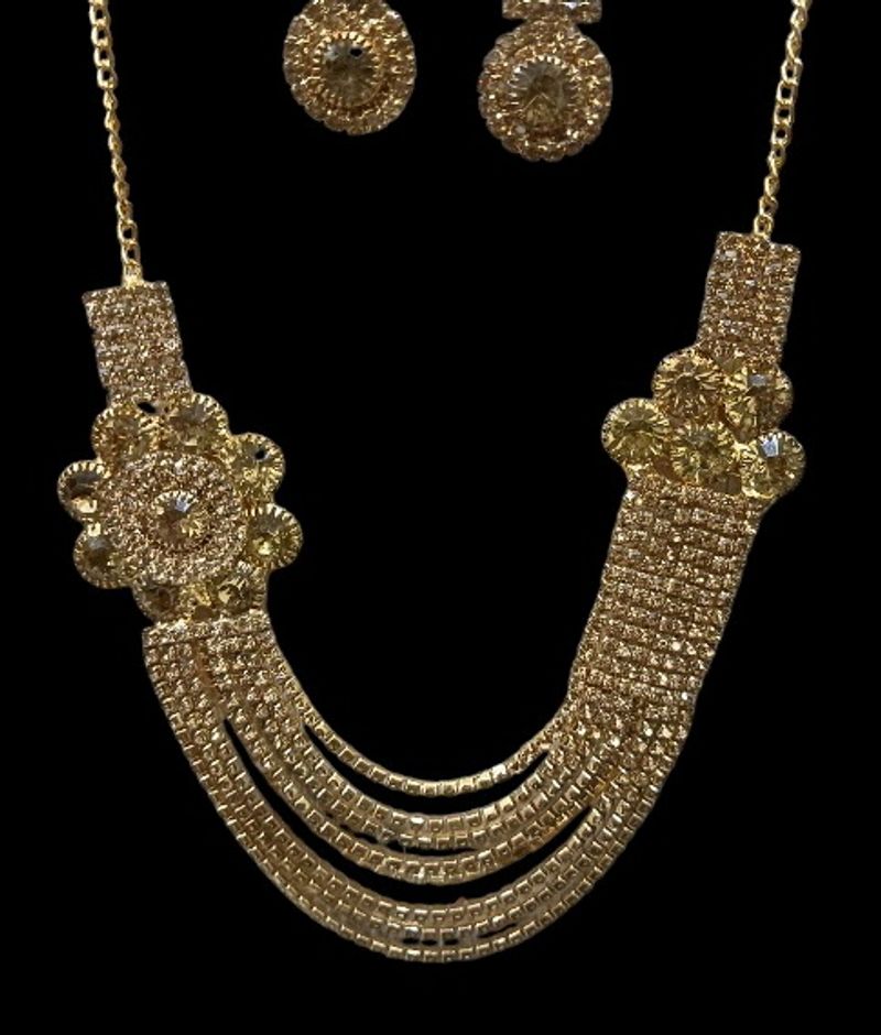 Beautiful Gold Stud Jewellery Set With Earings