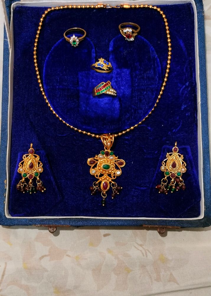 Gold Jewellery Set With 4 Rings