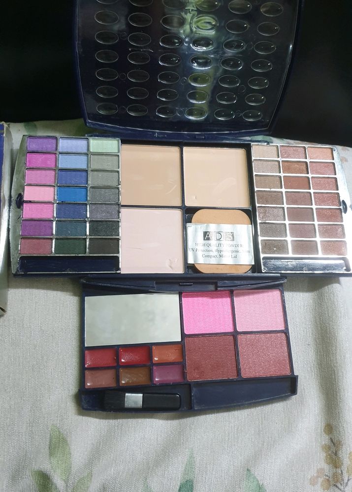 Large Eyeshadow Kit With Compact