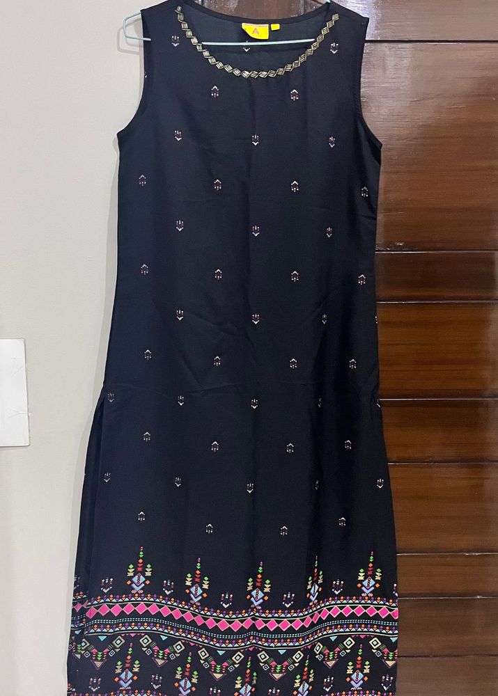 Women Black Kurta With Detachable Cape