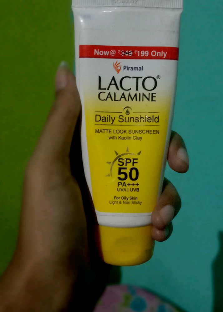 Lacto calamine Sunscreen SPF 50+++