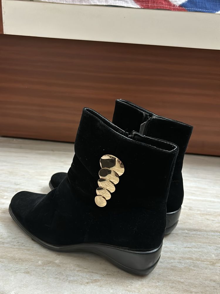 Women Black Velvet Winterwear Boots