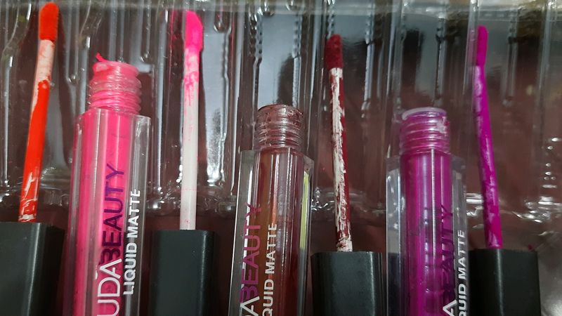 Dried Lipstick With Outer Box