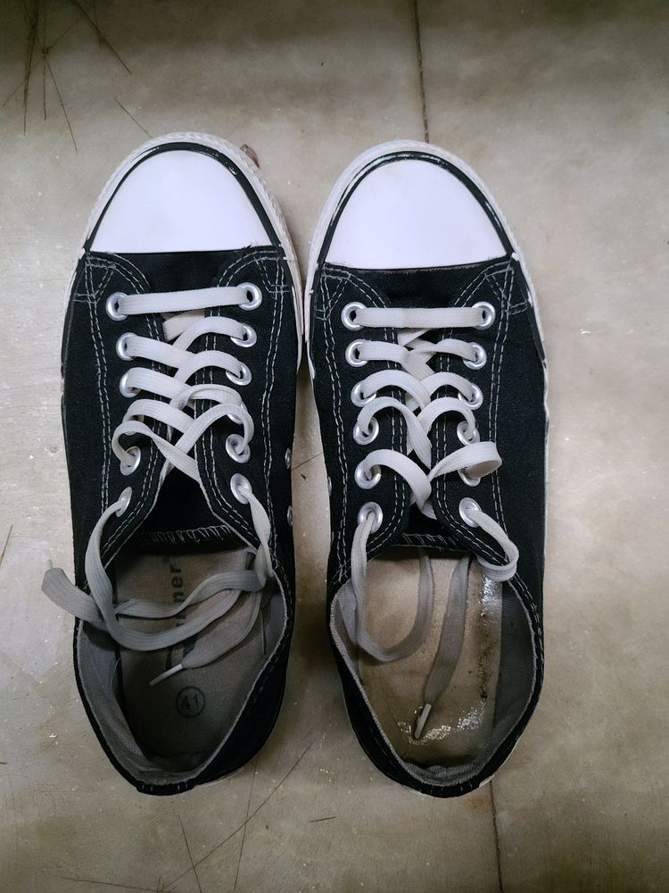 Black Converse Shouse Good Condition