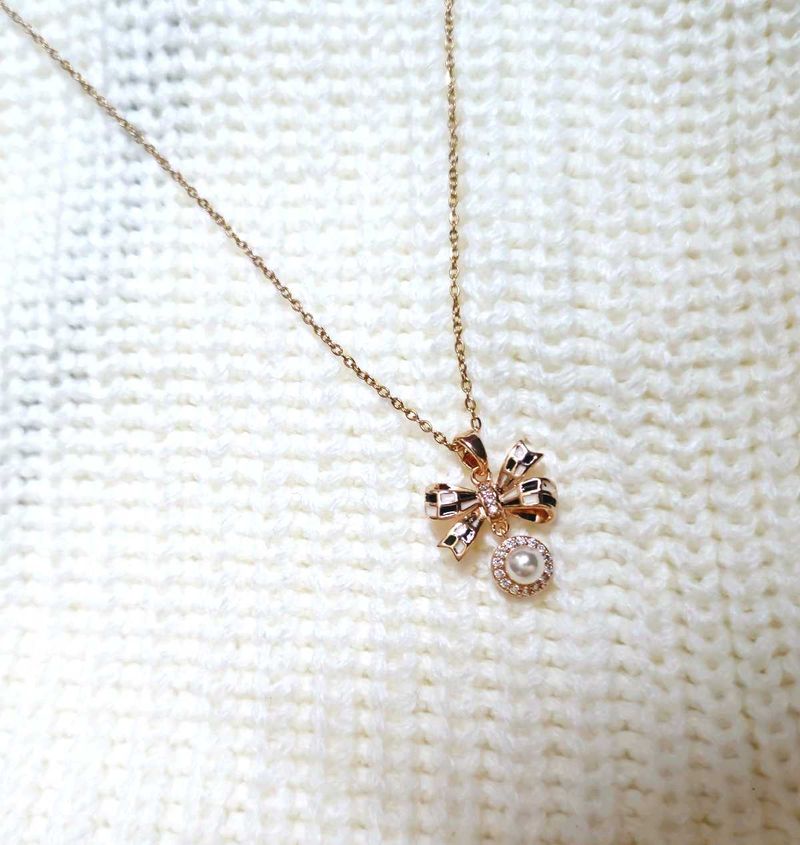 Beautiful Bow Pendant With Dangling Pearl Necklace