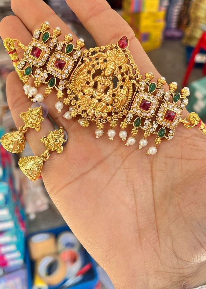 Temple Chokers With Earrings