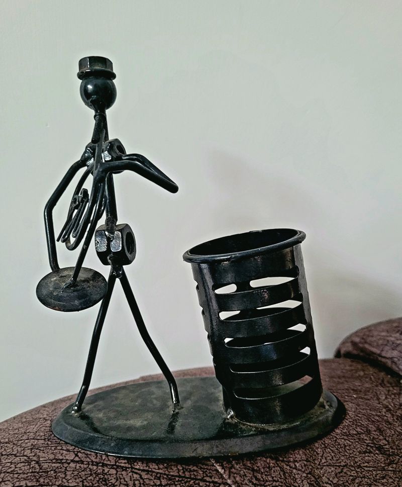 Beutiful Metal Pen Holder Stand