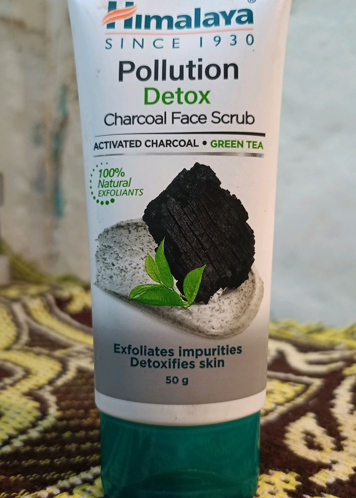 Himalaya Pollution Detox Charcoal Face Scrub