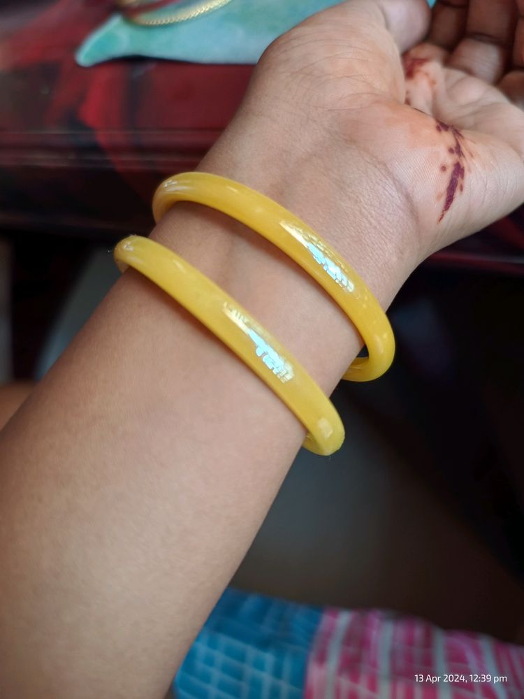 Pastel Yellow Glass Bangles