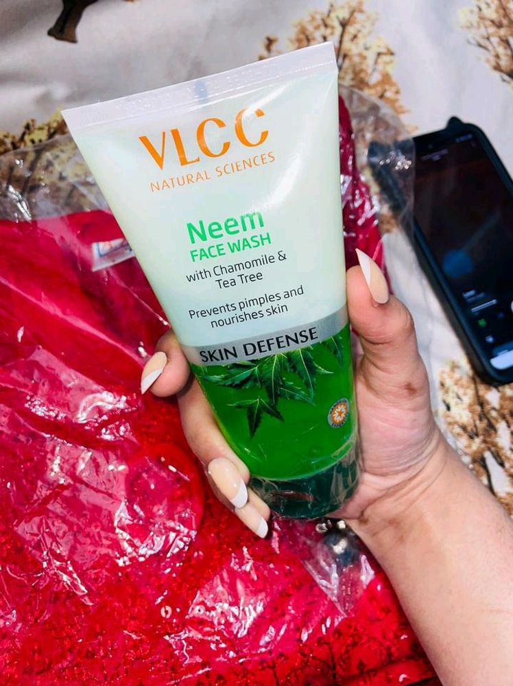 VLCC NEEM WITH CHAMOMILE AND TEA TREE FACEWASH